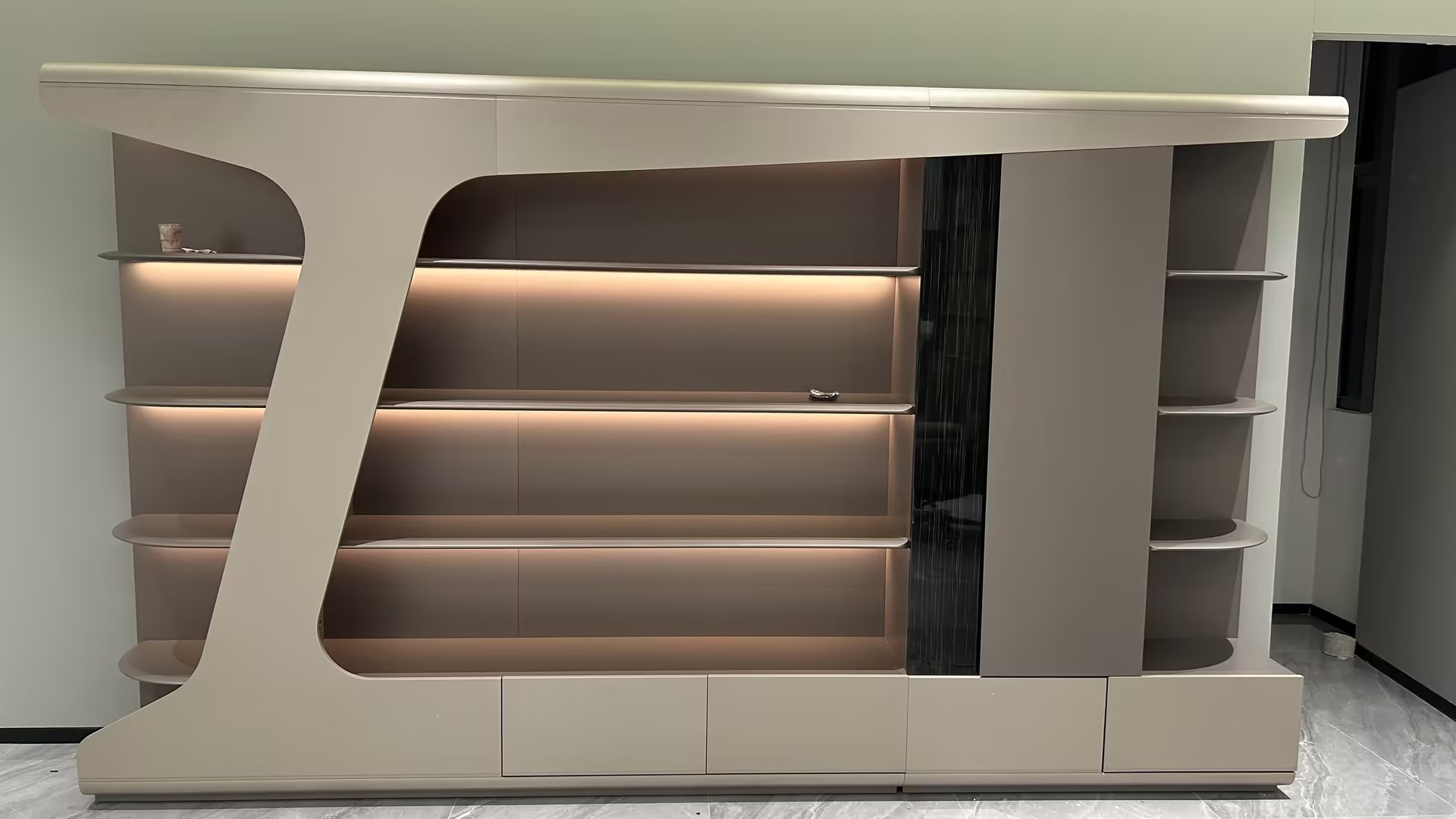 large book case with LED strip librería grande con tira de LED