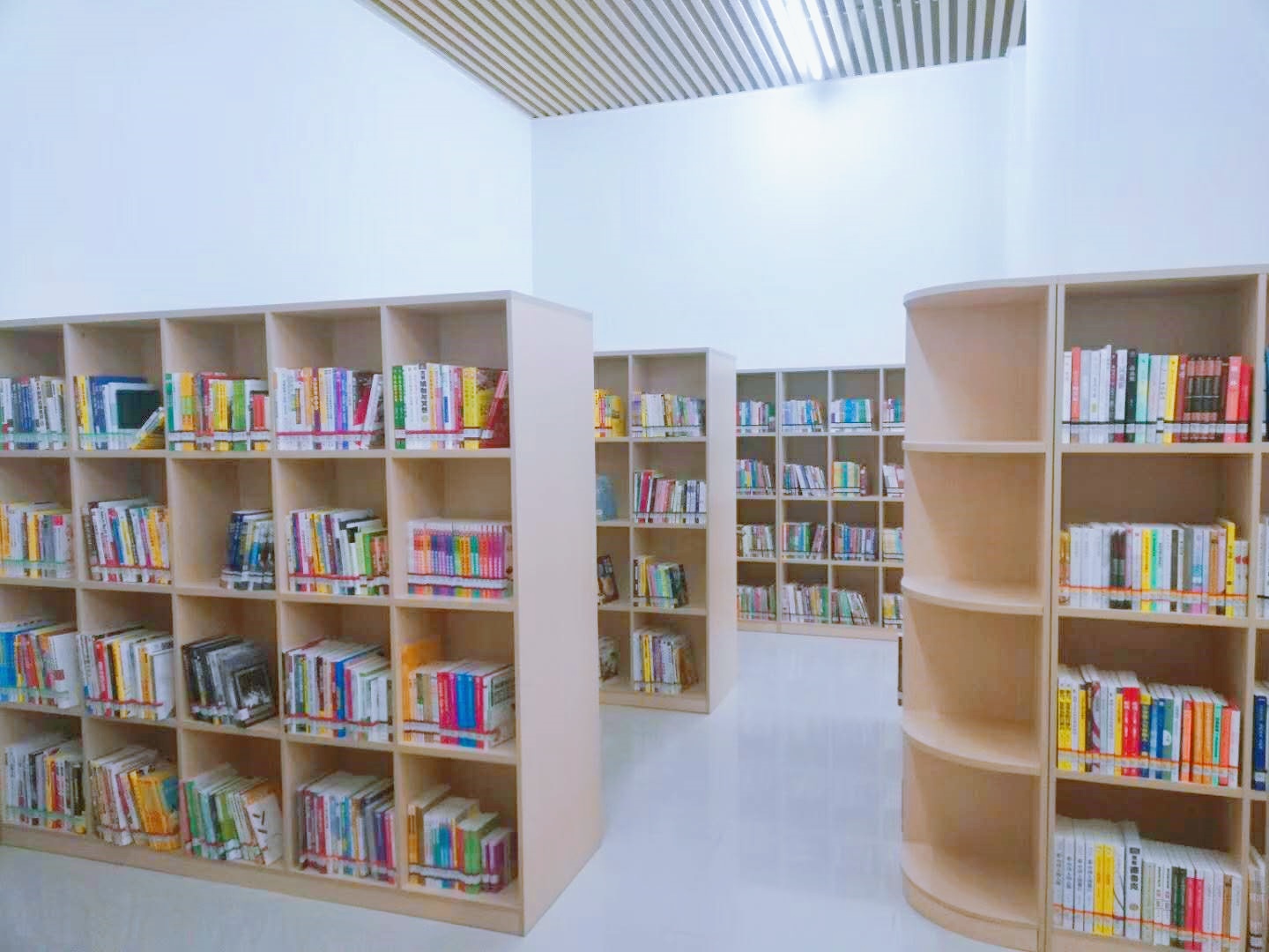 estante de libros de madera