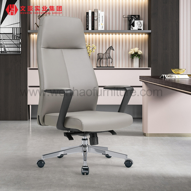 Silla de cuero gris de la oficina ejecutiva con las sillas de escritorio tapizadas giratorias de los apoyabrazos