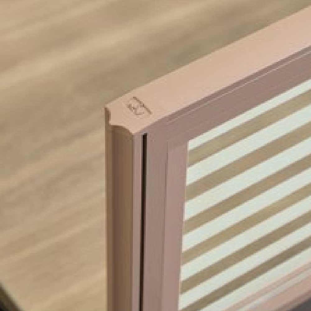 escritorio de computadora con almacenamiento