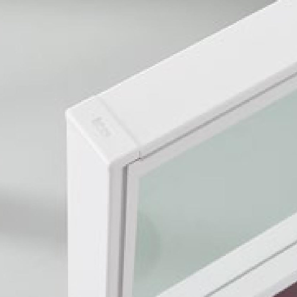 escritorio de computadora con estante